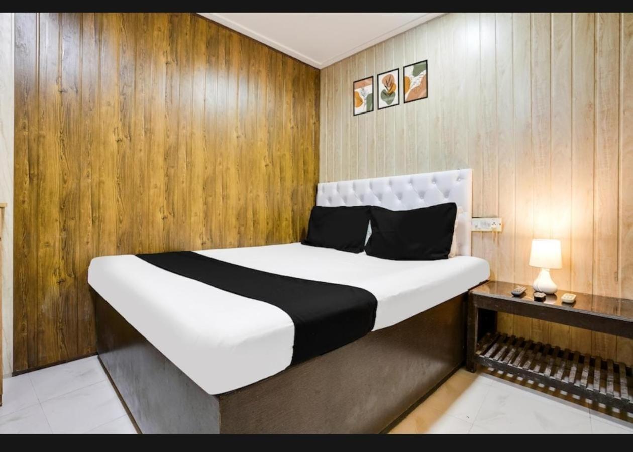 Om Sai Palace Hotel *